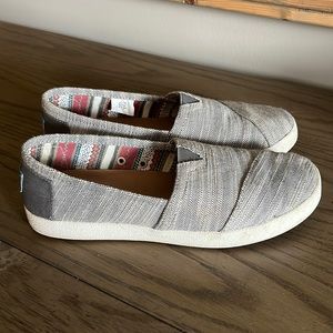 Women’s size 8 TOMS. Great condition.